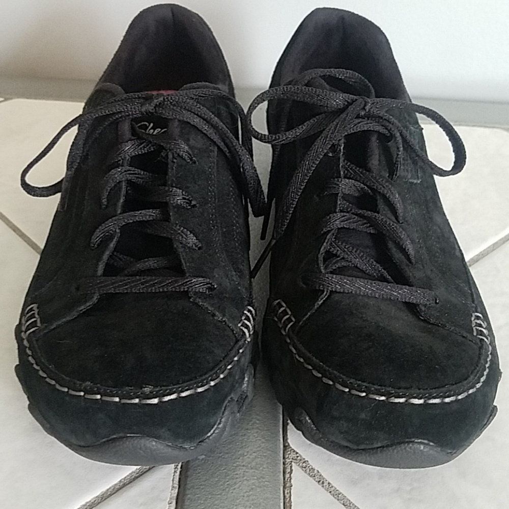 Sketchers tennis shoes
